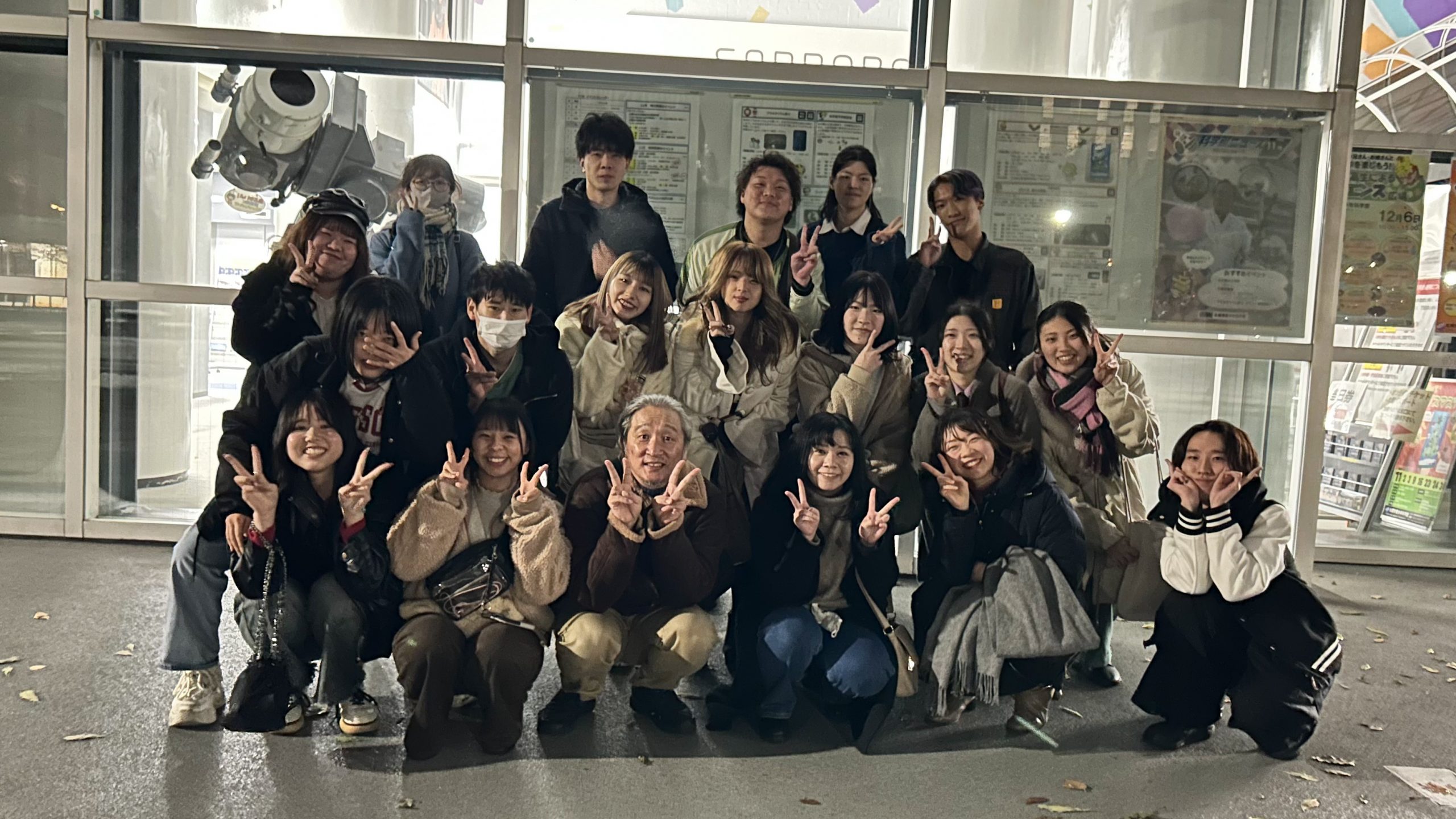 会場前での集合写真