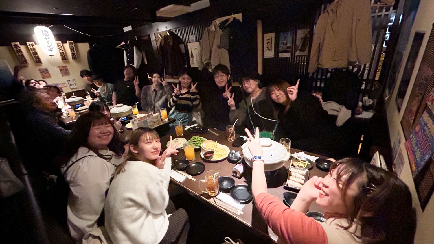 同窓会。店での集合写真